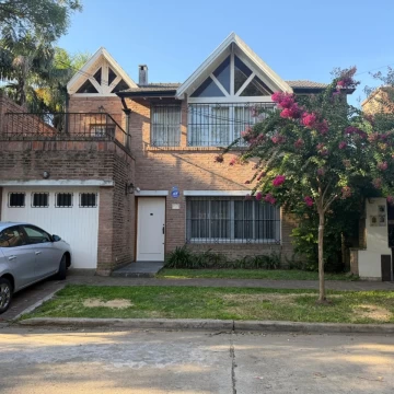 VENTA CASA 4 AMBIENTES CON COCHERA EN DON BOSCO
