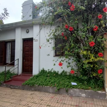 Venta casa 3 ambientes con jardín en Bernal