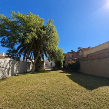 VENTA CASA 3 AMB CON PARQUE, BERNAL ESTE.APTA CRED