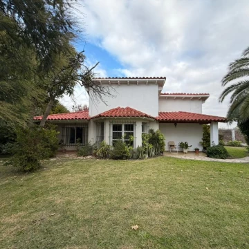 VENTA CASA 4 AMBIENTES CON PARQUE EN BOSQUES