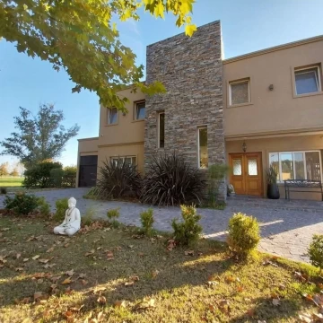 ALQUILER CASA 5 AMB CON PISCINA BARRIO ''AREA 60''