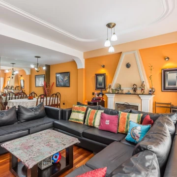 Venta-Tríplex 5 ambientes en Monte Castro-Entrada independiente, Patio, Quincho, Terraza y Parrilla