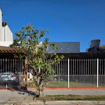 Venta Casa 3 ambientes con cochera. Quilmes Centro