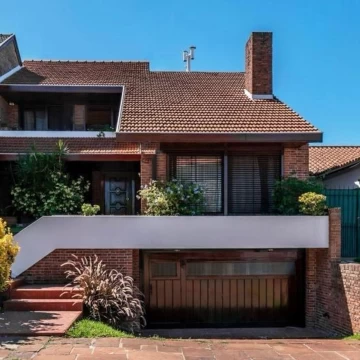 Venta casa 5 ambientes con cochera doble en Bernal