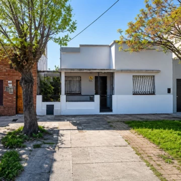 VENTA CASA 3 AMB CON PARQUE, PARRILLA QUILMES