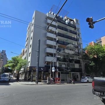 Amplio y luminoso depto de 1 dormitorio con gran balcón vistas al Corazón de manzana.