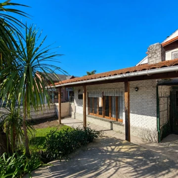CASA 4 AMBIENTES CON COCHERA EN VENTA