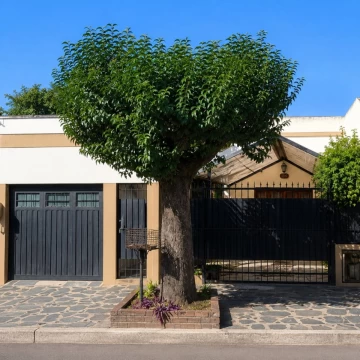 VENTA CASA 3 AMBIENTES CON COCHERA EN QUILMES