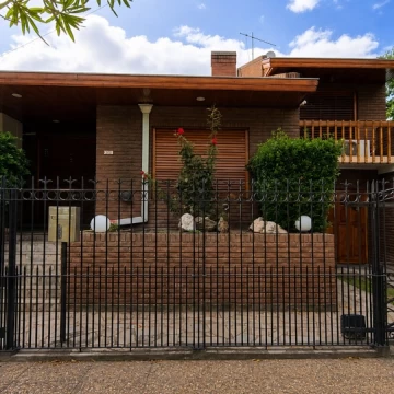 VENTA CASA 5 AMB CON PISICINA, QUINCHO, COCHERA