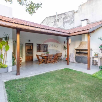 VENTA CASA 3 AMBIENTES EN QUILMES - PERMUTA