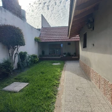 VENTA CASA 4 AMB CON COCHERA, JARDIN Y TERRAZA.