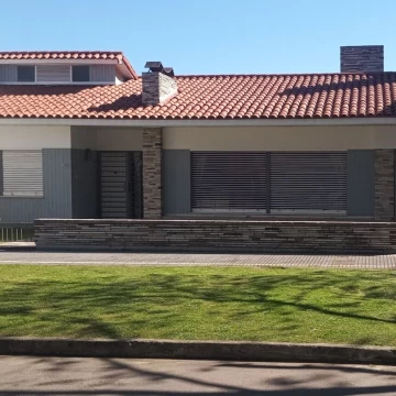 VENTA CASA 4 AMB PISCINA,PARQUE COCHERA BERNAL