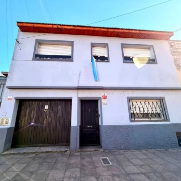 VENTA CASA 4 AMBIENTES, BERNAL ESTE.