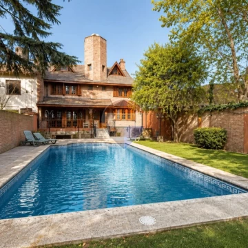 CASA 6 AMB EN QUILMES CENTRO CON PISCINA EN VENTA