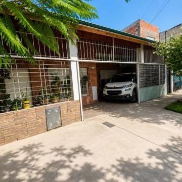 VENTA CASA 3 AMBIENTES, BERNAL OESTE