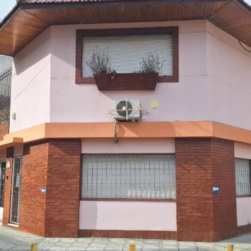 VENTA CASA 3 AMBIENTES C/COCHERA BERNAL ESTE