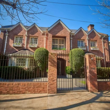 CASA 7 AMBIENTES PILETA Y COCHERA EN QUILMES VENTA