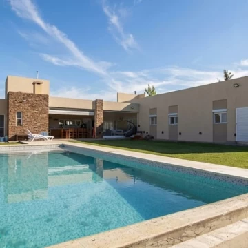 VENTA CASA 5 AMB CON PISCINA EN BARRIO ¨¨AREA 60¨¨