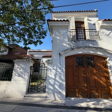 Venta Casa 4 amb con cochera en Bernal Centro.