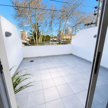 ALQUILER MONOAMBIENTE CON BALCON TERRAZA EN VARELA
