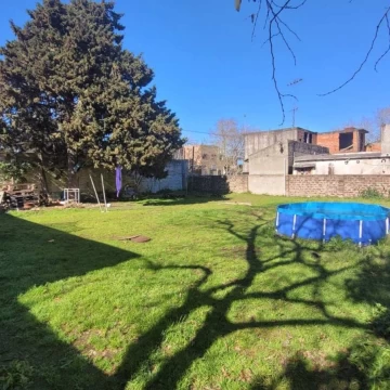 VENTA CASA CON LOTE 700 M2. PLATANOS. BERAZATEGUI