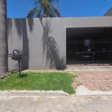 Venta casa 4 ambientes con cochera en Bernal Oeste