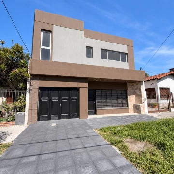 VENTA CASA 4 AMBIENTES CON COCHERA