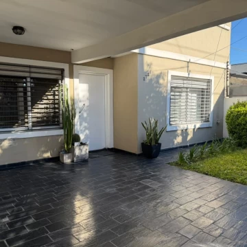 VENTA CASA 3 AMB CON COCHERA Y PISCINA, QUILMES