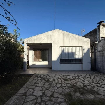 VENTA CASA 3 AMBIENTES EN BERNAL OESTE