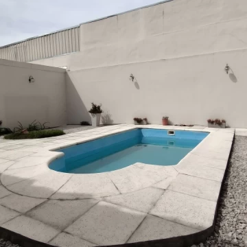 Venta casa con jardín, quincho y pileta en Quilmes