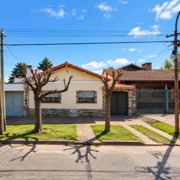 VENTA CASA 5 AMB CON COCHERA Y PATIO | BERNAL