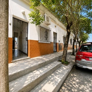VENTA CASA TIPO PH 3 AMBIENTES, BERNAL.