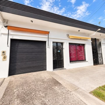 VENTA CASA 4 AMB BERNAL OESTE