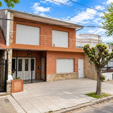CASA 4 AMBIENTES CON GARAJE Y PATIO EN QUILMES