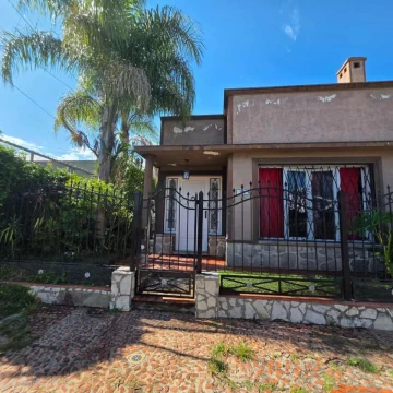 Venta casa 3 ambientes en Bernal.