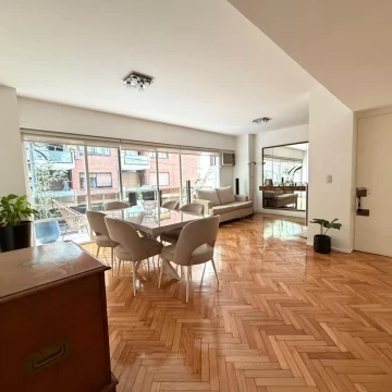 Departamento en venta de 3 ambientes más dependencia, cochera, balcón y patio en Recoleta