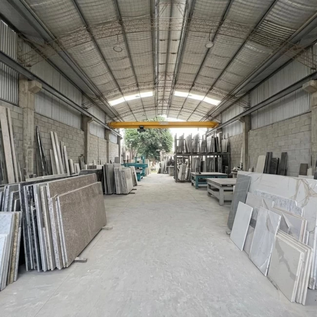 Venta Deposito con Oficinas/Vivienda en 2 Plantas: Depósito con Puente Grúa    -