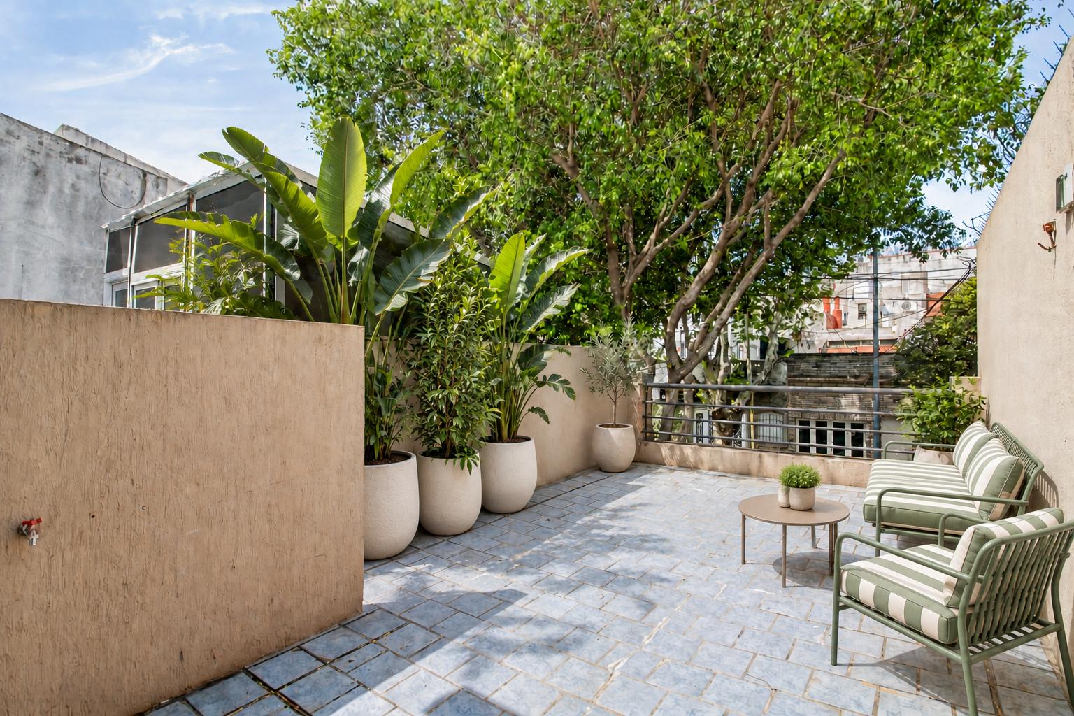 vista de terraza con IA agregue macetas.