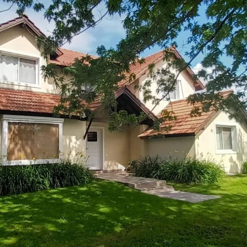 Casa en venta. 5 dormitorios. Estancias de Pilar, Champagnat