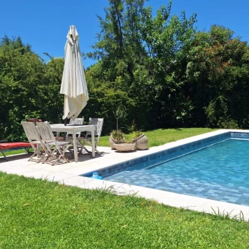 Casa práctica, abierta y luminosa