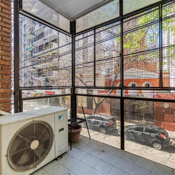 Venta departamento en venta de 4 ambientes con patio y cochera fija 