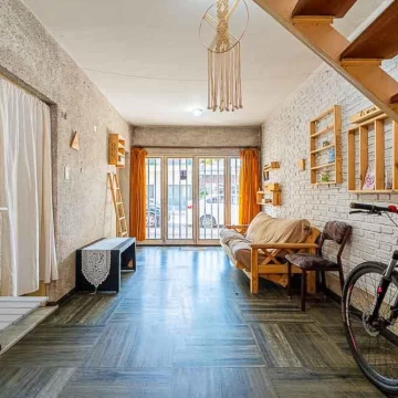 Casa en venta 3 dormitorios, dos baño, cochera, patio en Rosario - Luis Agote