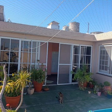 Casa 3 ambientes cochera y patio - Apto Crédito -Quilmes Oeste