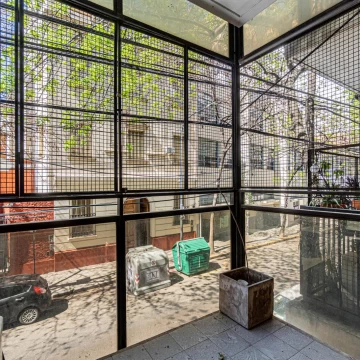 Venta departamento en venta de 4 ambientes con patio y cochera fija 