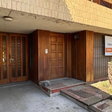 Venta casa 6 ambientes en Bernal Oeste, quincho y parrilla