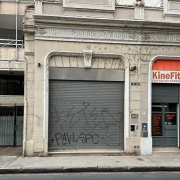 LOCAL VIDRIADO AL FRENTE CON PATIO