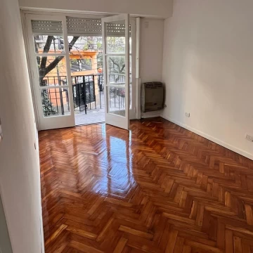Departamento de 3 ambientes al frente con balcón