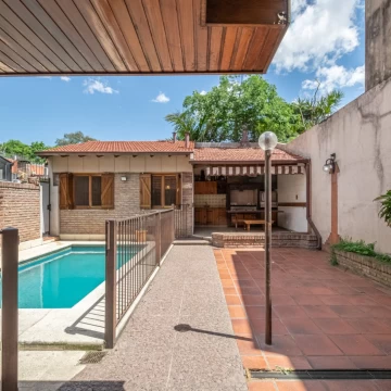 CASA EN VENTA EN FLORIDA – 3 DORMITORIOS, JARDÍN, PILETA, QUINCHO Y COCHERA