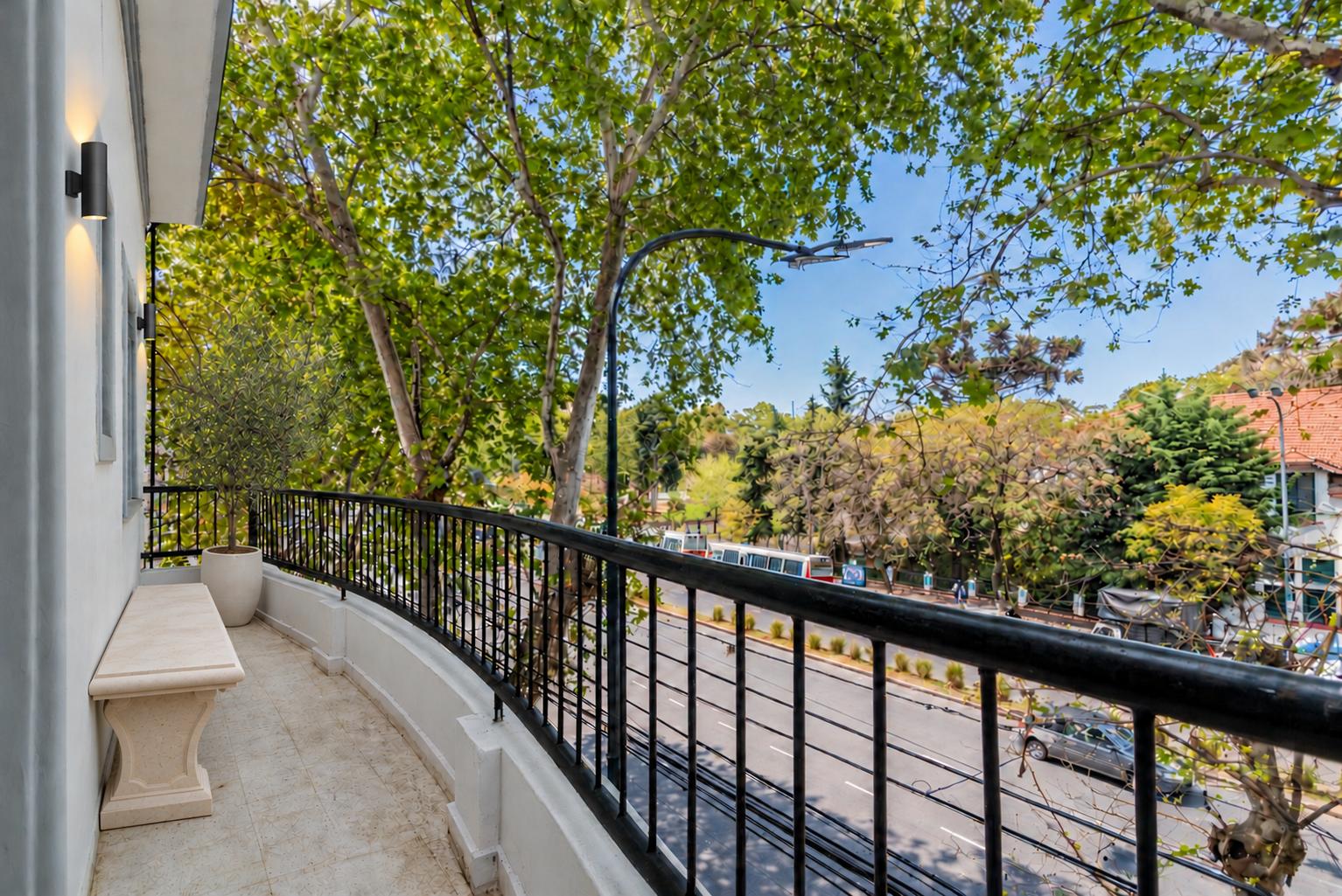 balcon a la calle con IA