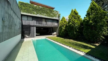 Casa en Venta, Rosario, Pje. Zavalla 3700, 3 dormitorios c/2 cocheras, jardín y pileta